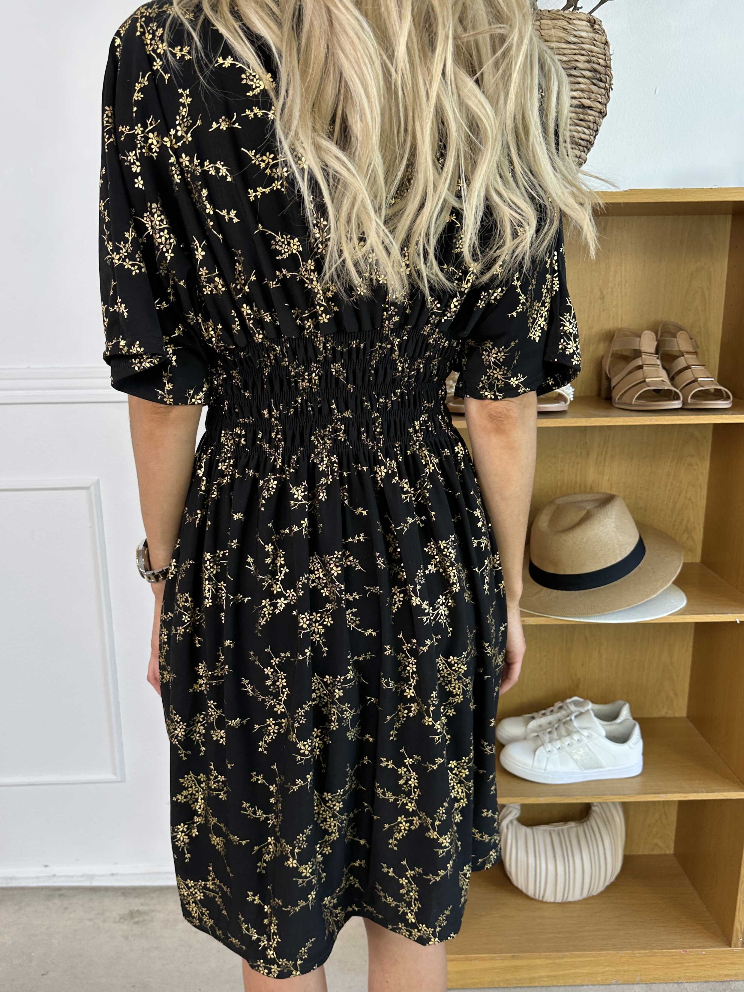 Pams Gold Short - Elastisk kjole detaljeret med guld blomster